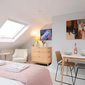 Cosy Loft Retreat, King Bed, En-suite, Kitchenette, Homestay